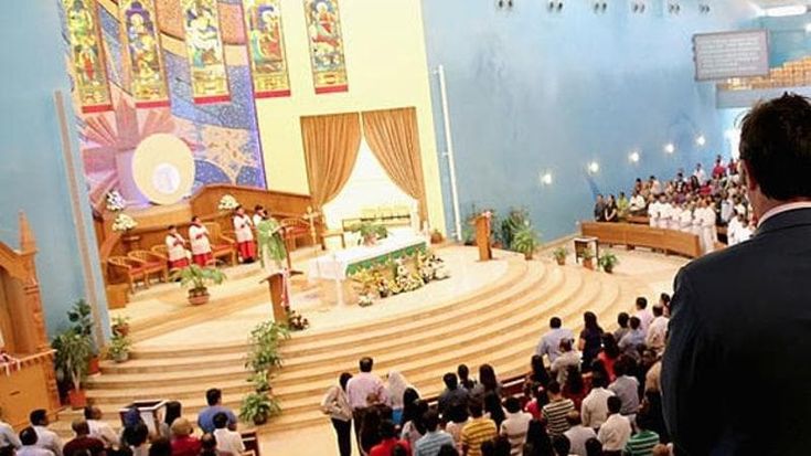 A Doha durante la messa multietnica di Pasqua si prega per la pace: “Così resteremo senza lavoro”