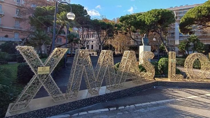 Bari, sul lungomare di epoca fascista compare la scritta Xmas. La denuncia di un lettore: “Equivoco nostalgico fra Christmas e Decima Mas”