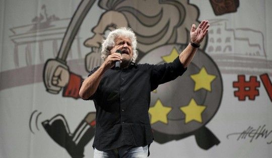 Grillo prepara l&rsquo;assedio "In piazza al Quirinale per farli dimettere tutti"