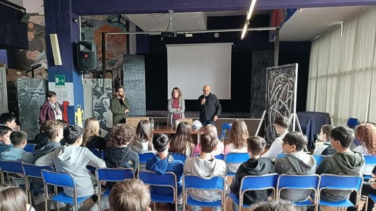 Spalletti a Certaldo dona computer alla scuola. Il sindaco: "Supporto concreto e solidarietà comunitaria"