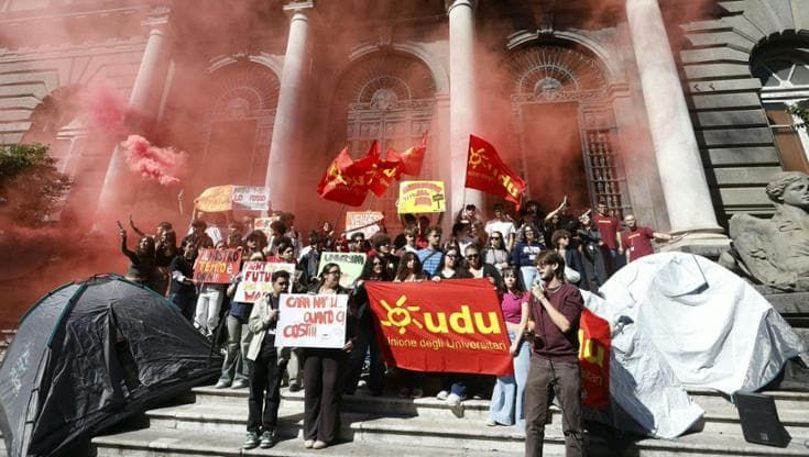 Napoli, tende davanti all’università: protesta degli studenti contro il caro affitti