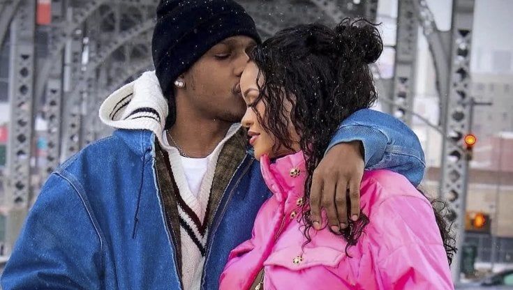 Rihanna in posa per una foto 'privata' del pancione 