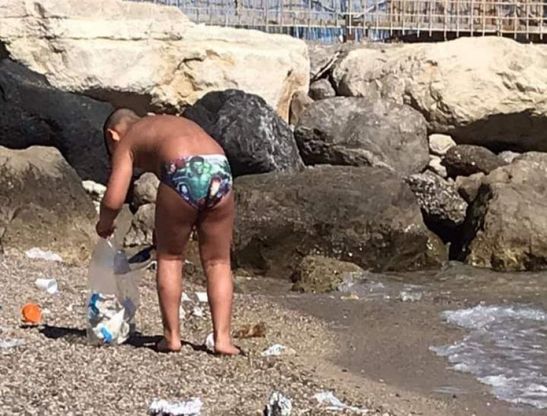 Bambino pulisce la spiaggia di Castellammare da cicche e rifiuti