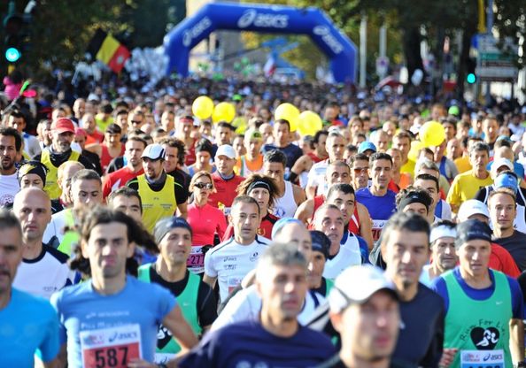 Freddo e sole, a Firenze corrono i maratoneti