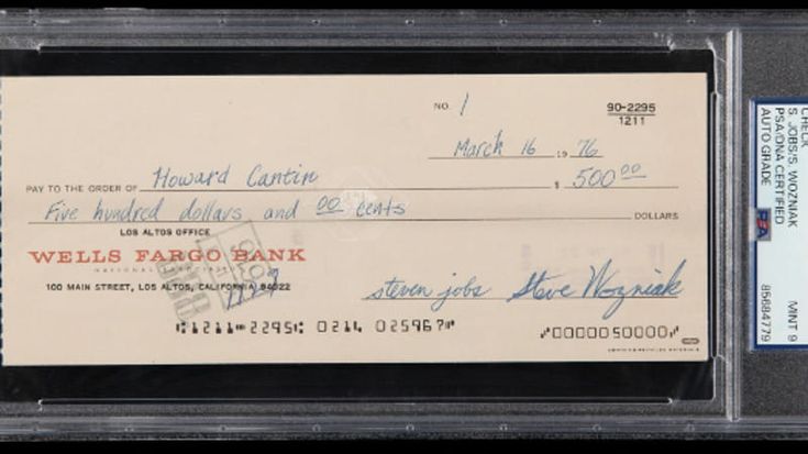 Il primo assegno da 500 dollari di Steve Jobs all’asta record: 8,1 milioni per i cimeli di Apple