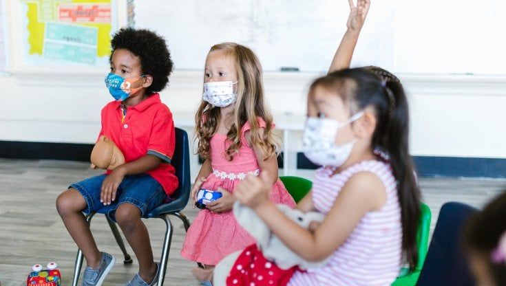 Covid, i bambini e la mascherina: "È diventata come un ciuccio"