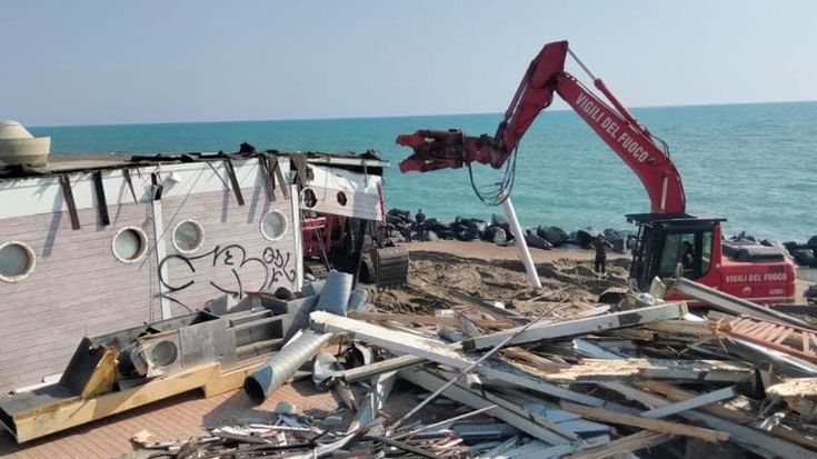 Ostia, demolito lo Shilling: ruspe in azione nello stabilimento simbolo della movida