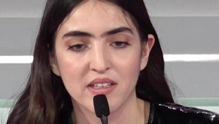Joan Thiele abbraccia la giornalista che fu la sua babysitter: "Mi fece scoprire i Led Zeppelin"