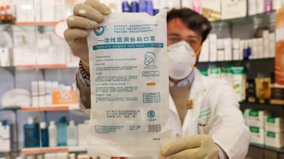 Coronavirus, mascherine esaurite o a prezzi gonfiati: così vanno a ruba nelle farmacie di Milano