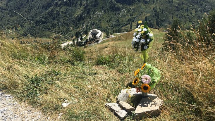 Cuneo, ritorno a Castelmagno: due mazzi di fiori segnano il luogo del dolore