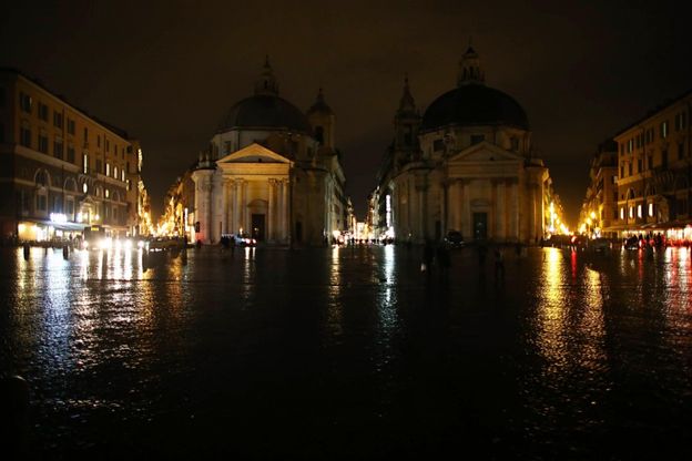 Maltempo, black-out a Piazza del Popolo<br />il nubifragio spegne l'illuminazione nella capitale<br />&nbsp; <br /><br />&nbsp;