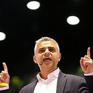 Gb: chi è Sadiq Khan, l'outsider che trionfa a Londra contro tutte le previsioni