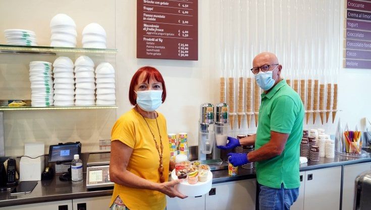 Blackout a Milano, una giornata con il gelataio e l'incubo di non avere corrente: "Le creme si sciolgono"