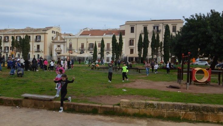 Le vittime del racket donano i giochi ai bimbi in piazza Magione