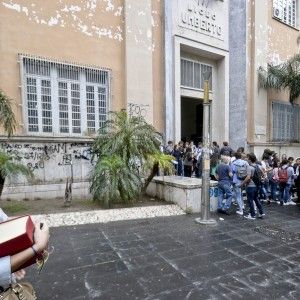 Maturit&agrave;, terza prova per 34 mila studenti: "Ma come &egrave; difficile il quizzone..."