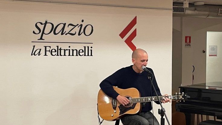 Napoli, Truppi alla Feltrinelli è un bagno di folla: "Ora mi conoscete tutti"