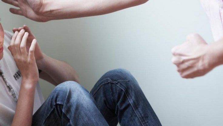 Cacciano la figlia dallo spogliatoio, papà picchia un bimbo: "Ti spezzo le braccine". Condannato a sei mesi