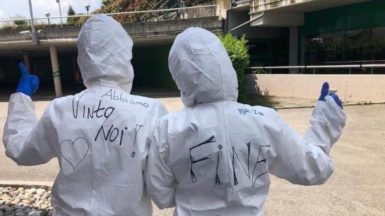Coronavirus, festa nell’albergo di Bergamo finalmente vuoto: tutti i pazienti sono guariti