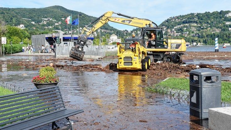 Maltempo in Lombardia, il capo della Protezione Civile: "Nel Comasco centinaia di potenziali frane". A Milano esondati Seveso e Lura