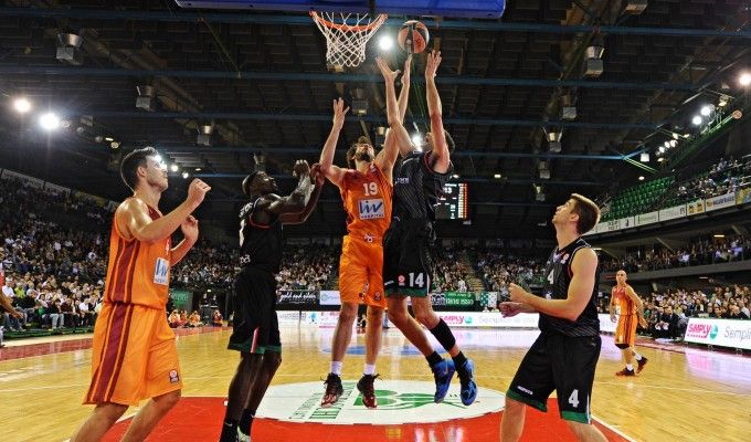 Galatasaray troppo forte. Siena, partenza sbagliata