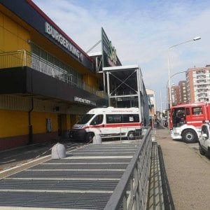 Moncalieri: folgorata mentre pulisce un forno, paura al fast food