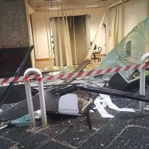 Rapina da film, banditi bloccano accesso strade con camion