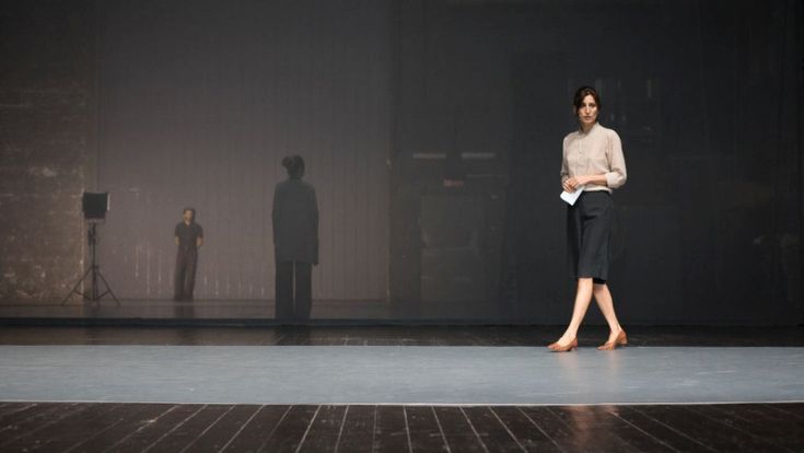 Dal cinema al teatro, l’incomunicabilità del “Deserto rosso” di Antonioni
