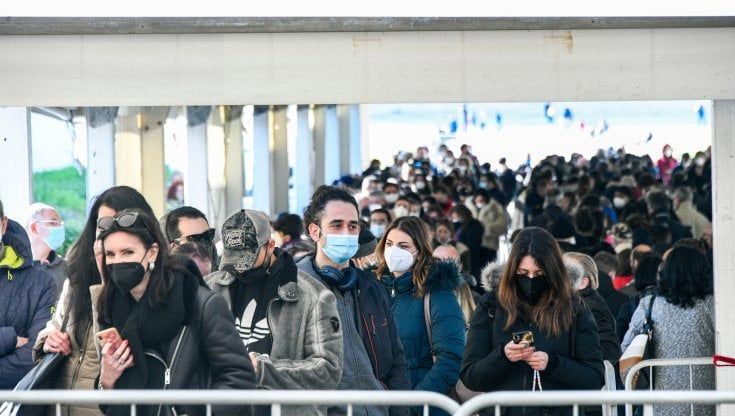 Stop ai ricoveri, ospedali solo Covid e assalto agli hub in Campania: da domani centri aperti fino alle 20