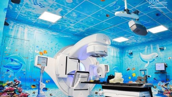 Un acquario pieno di luce nel bunker di radioterapia a Salerno