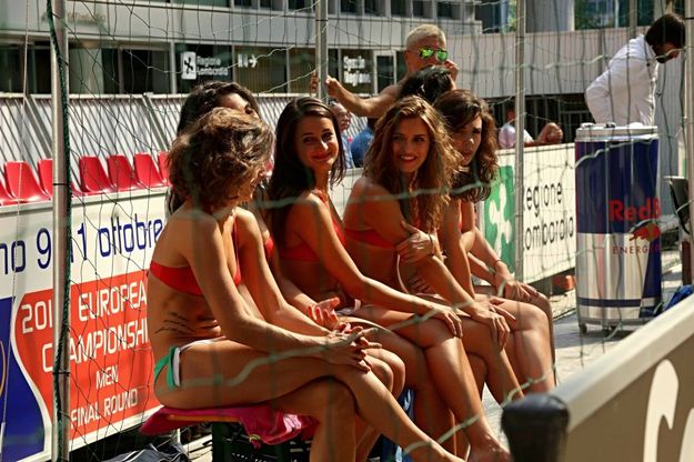 Milano, il beach volley dà spettacolo sulla spiaggia del Pirellone bis