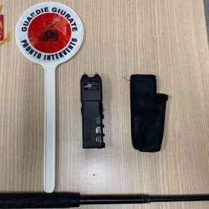 Roma, denunciata guardia giurata, girava con paletta contraffatta e armi 