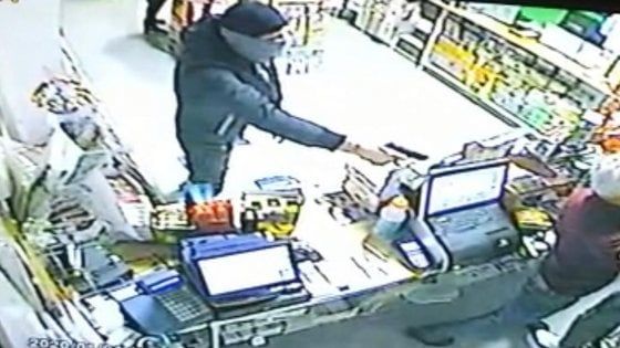 Brindisi, tentano il colpo in un negozio e fuggono sul bus: i poliziotti lo fermano e li arrestano