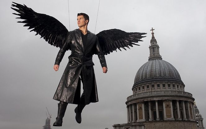 Un angelo nero per le strade di Londra, ma &egrave; solo uno spot per una serie