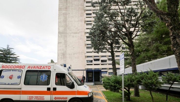 Policlinico della Federico II, laboratorio chiuso ma il manager lo riapre