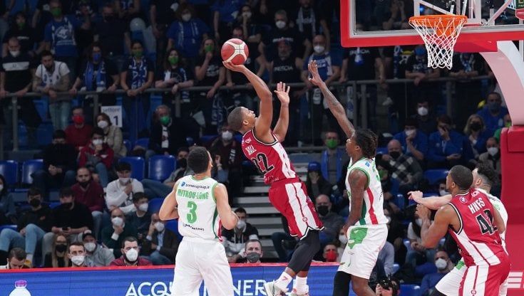 Coppa Italia di basket, l'Armani fatica con Brescia ma vola in finale  