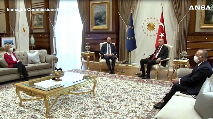 Turchia, la scrittrice Aykol: "La mancata sedia a von der Leyen? Una scena preparata ad arte. Erdogan ha punito chi lo criticava di più”