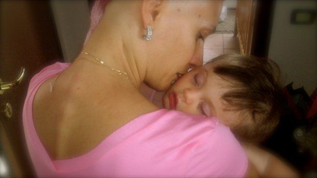 Lo sguardo di un bimbo sulla mamma malata di tumore. Il Cro di Aviano premia la storia di Luca