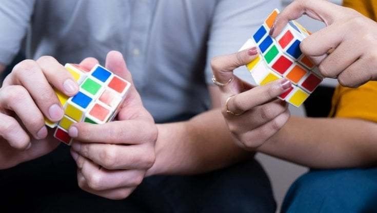 Cubo di Rubik: la vecchia sfida, con i social diventa un circo