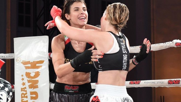 Elisabetta Canalis, buona la prima nel kick boxing: batte ai punti la modella Rachele Muratori
