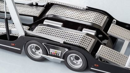 Modellismo Mercedes: ecco la bisarca porta miniature