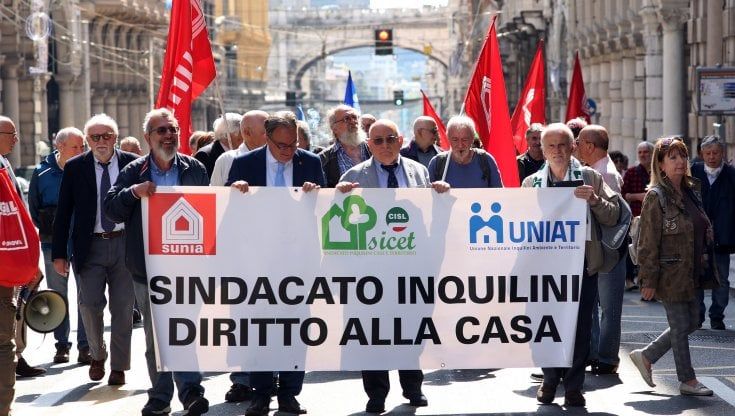 Case popolari, manifestazione a Genova di inquilini e sindacati: "Situazione drammatica"