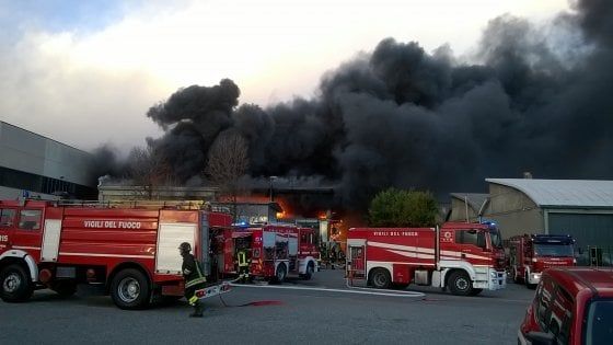 Borgaro, brucia una fabbrica di inchiostri: in fiamme materie plastiche, interviene l'Agenzia per la protezione ambientale