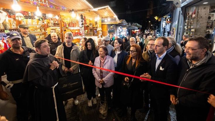 Napoli, San Gregorio Armeno: c’è la Fiera con senso unico pedonale alternato