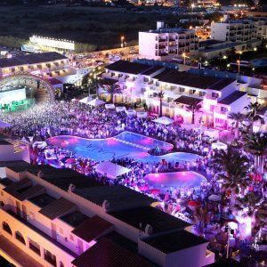 Il business degli ombrelloni a Ibiza: battaglia per la privatizzazione delle spiagge