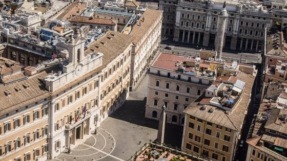 La fase 2 di Montecitorio, tra buste merenda, divani vuoti e votazioni a distanza