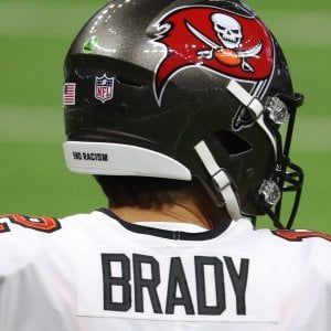 Nfl, Newton va di corsa, Brady intercettato, ma che fenomeno Rodgers. Molti team non si presentano all'inno nazionale