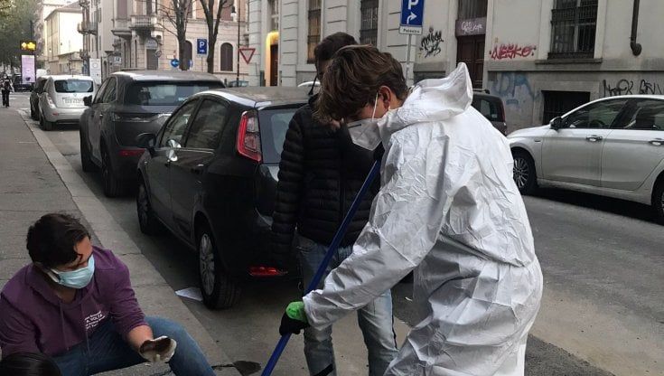 Torino, scritte no vax davanti a due licei: "3 mila morti, nazisti". Ma gli studenti le puliscono