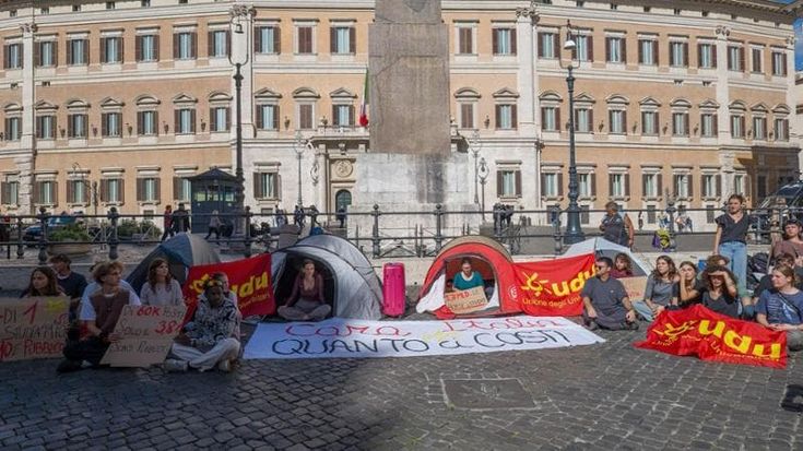 Da Montecitorio alla Sapienza, gli studenti tornano in tenda contro il caro vita e gli affitti alti