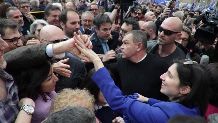 L'abbraccio della folla per Elly Schlein: "Vai avanti, segretaria, siamo tutti con te"