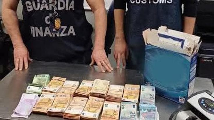 Fiumicino, intercettati in aeroporto 96 milioni in contanti in 4 mesi: diretti in Cina ed Egitto
